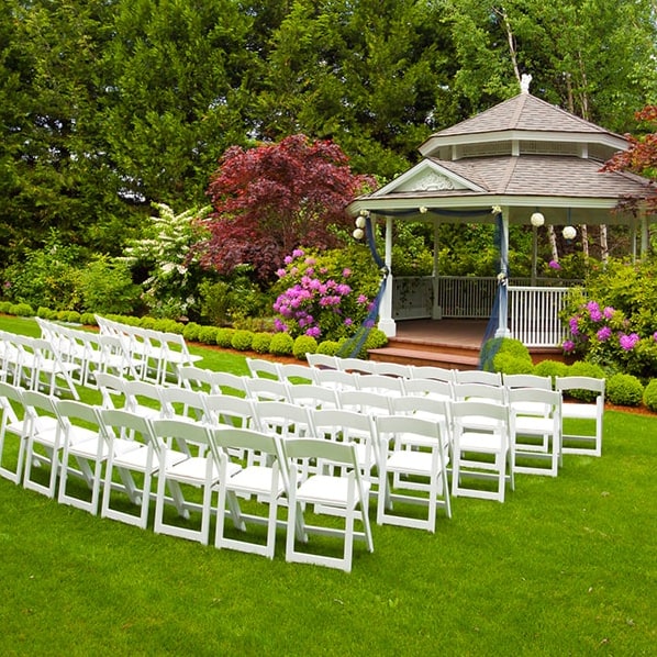 dependiendo de la duración de la fiesta, se recomendaría tener al menos 3 o 4 baños portátiles de baños de renta para fiestas para 100 invitados